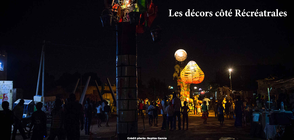 Dans la rue animée du festival des Récréatrales à Ouagadougou. Pendant une semaine, une quinzaine de cours familiales sont transformées en théâtre à ciel ouvert pour accueillir la programmation du festival.
